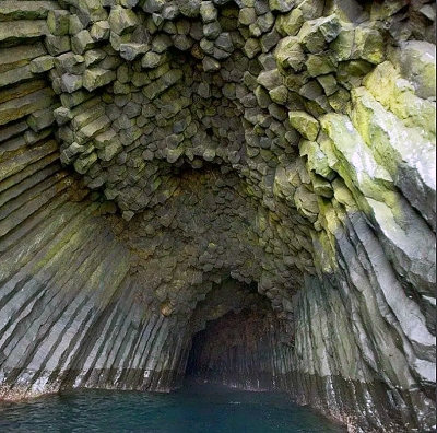 Морская Пещера на острове Акун , Аляска