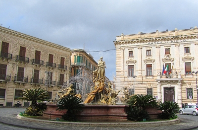 Фонтан Артемиды на площади Архимеда в Ортидже (Сиракузы)