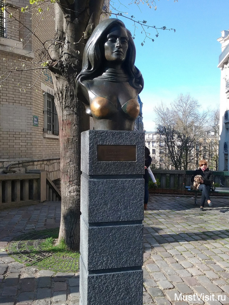 Памятник певице Далиде на Монмартре