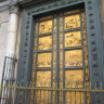 Баптистерий Сан-Джовани во Флоренции, бронзовые "Врата Рая", на которых воспроизведены сцены из Ветхого Завета.