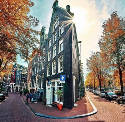 Самый узкий угловой дом Амстердама