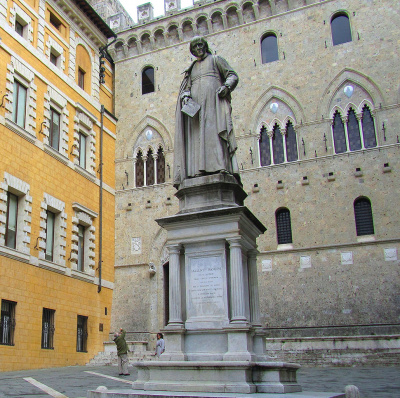Памятник первому в мире экономисту Саллюстио Бандини (1677-1760)