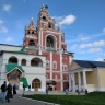 Соборная площадь, звонница монастыря, слева - фасад трапезной и Надвратная церковь. 
