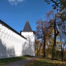 Каменные стены и башни монастыря