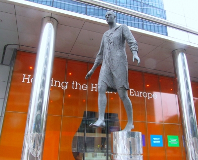Скульптура перед зданием Евросоюза