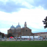 Площадь со статуями Прато-Делла-Валле в Падуе. Вид на базилику Санта-Джустина.