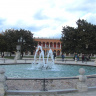 Площадь со статуями Прато-Делла-Валле в Падуе, фонтан на площади.