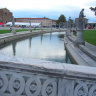 Площадь со статуями Прато-Делла-Валле в Падуе. Слева видна  Базилика Санта Джустина.