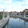Площадь со статуями Прато-Делла-Валле в Падуе, канал и два ряда статуй.