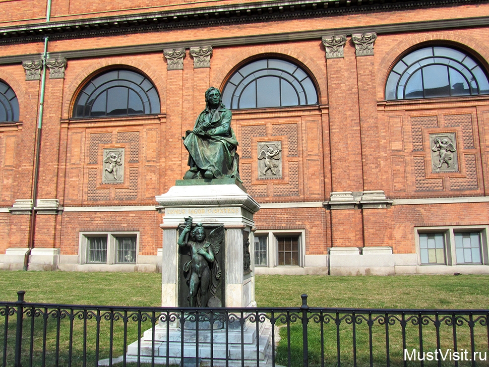 Новая глиптотека Карлсберга в Копенгагене. Памятник немецкому художнику-историку Асмусу Картенсу.