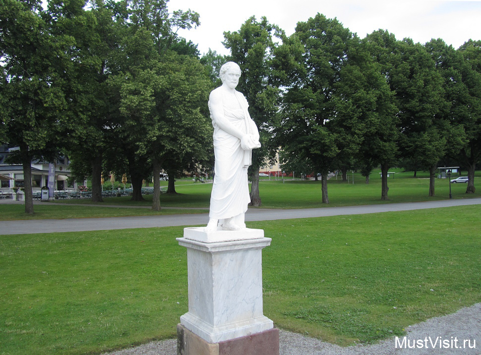 Дворцово-парковый ансамбль Дроттнингхольм (Дротнингхольм), итальянские статуи.
