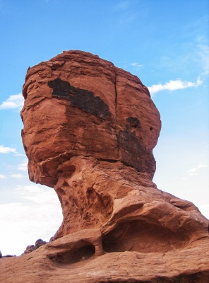 Каменный гриб в Долине Огня, похожий на голову человека