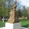 Памятник испанскому писателю, карикатуристу Антонио Маниготе в парке Буэн-Ретиро в Мадриде.