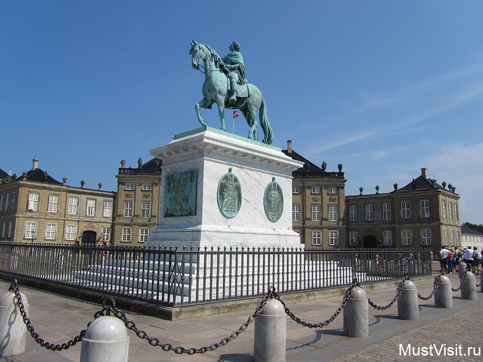 Королевский дворец Амалиенборг в Копенгагене. Памятник королю Фредерику V.