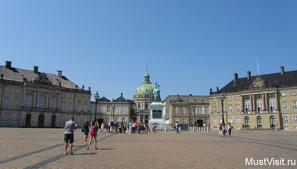 Королевский дворец Амалиенборг в Копенгагене. На заднем плане - Мраморная церковь.