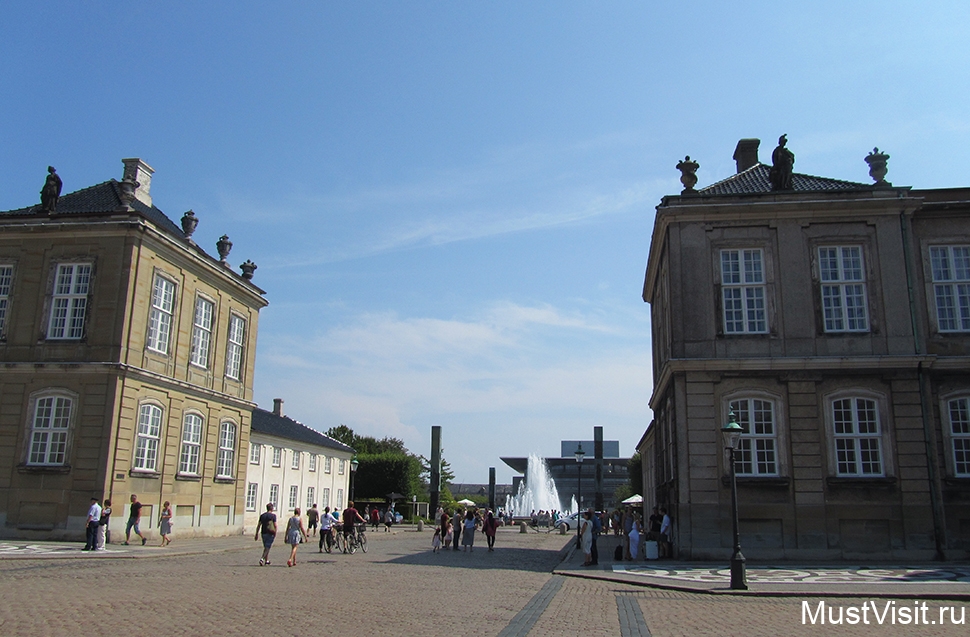 Королевский дворец Амалиенборг в Копенгагене. Фонтан и парк со стороны гавани.