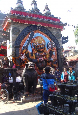 Статуя Черного Бхайравы (Кала Бхайрава) в Катманду