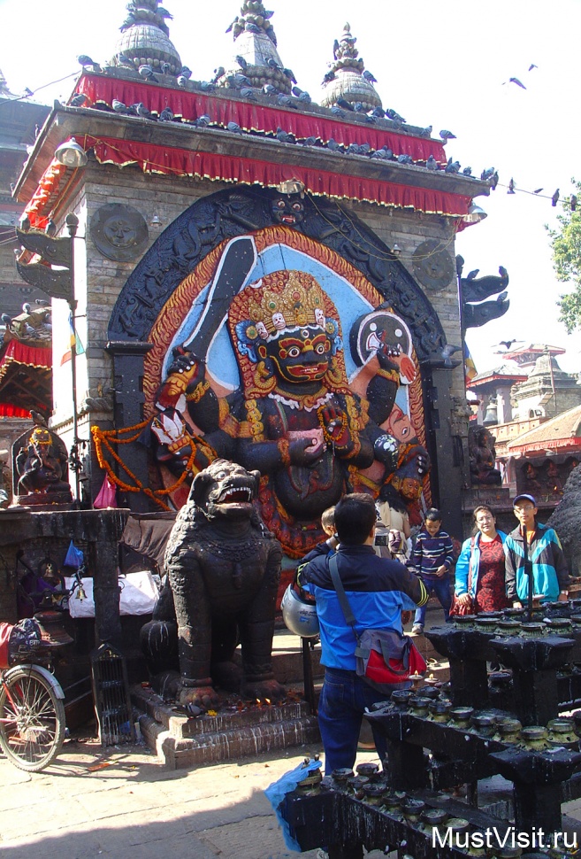 Статуя Черного Бхайравы (Кала Бхайрава) в Катманду