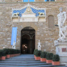 Вход в Палаццо Веккьо с фронтоном и статуями..