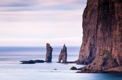 Скалы Risin og Kellingin на Фарерских островах