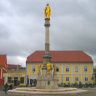 Фонтан и колонна Святой Марии на площади перед кафедральным собором.