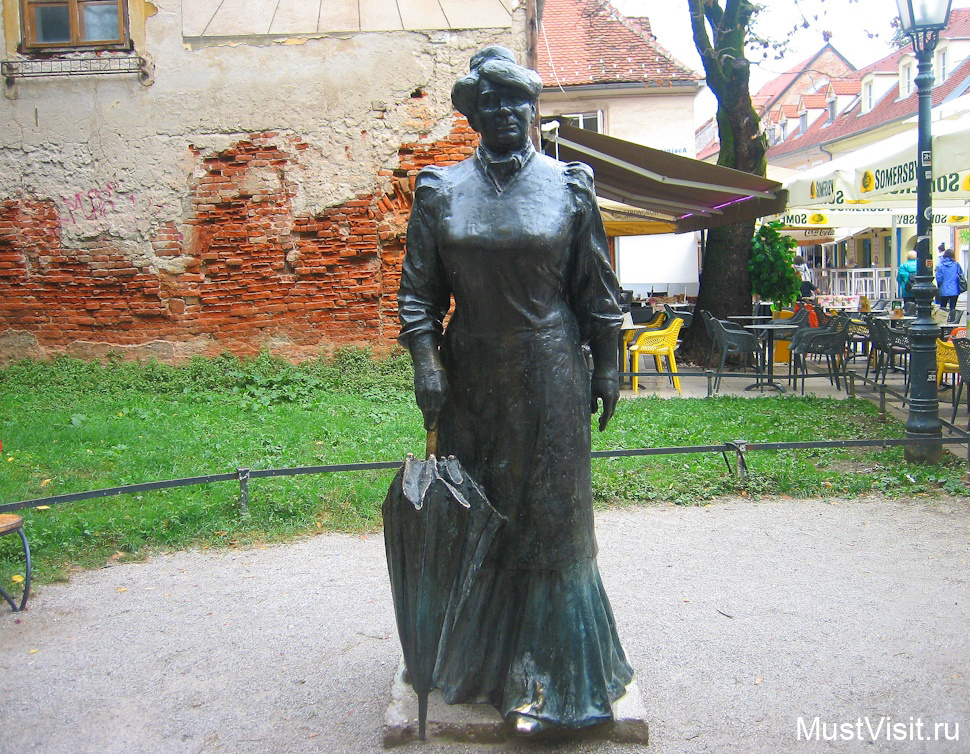 Памятник  Марии Юрич Загорка (1873-1957) - первой женщине-журналистке Хорватии и Юго-Восточной Европы. Написала около 30 романов. Старый город, улица Ткалчичева.
