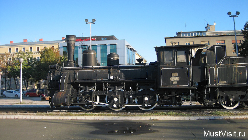 Старинный локомотив около вокзала.