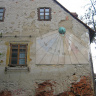 Солнечные часы на стене дома в Загребе