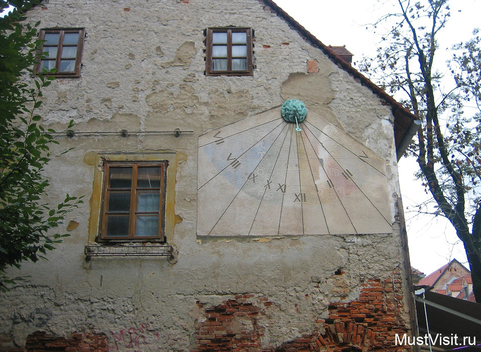 Солнечные часы на стене дома в Загребе