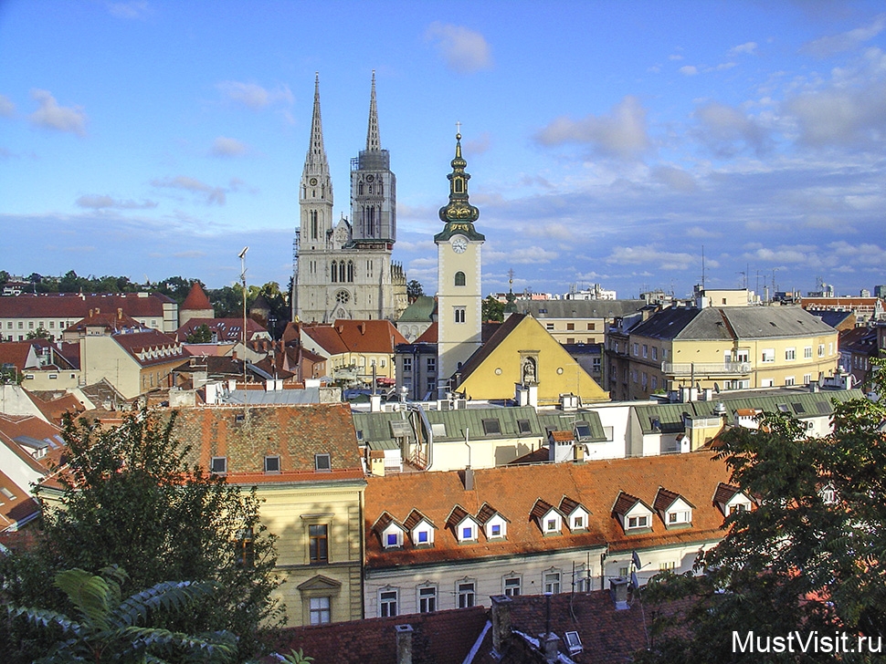 Панорама центра Загреба с доминирующим кафедральным собором.
