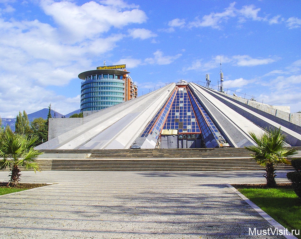 Музей- пирамида  в центре Тираны