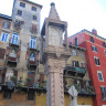 Пьяцца делле Эрбе в Вероне, на переднем плане - древняя колонна с эдикулой.