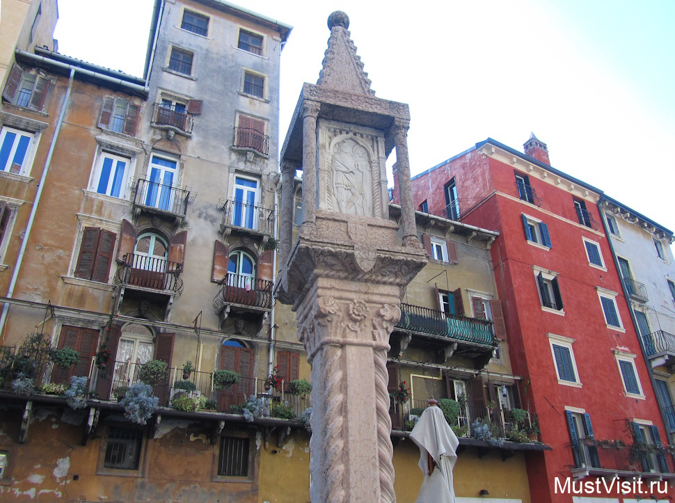 Пьяцца делле Эрбе в Вероне, на переднем плане - древняя колонна с эдикулой.