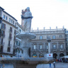 Пьяцца делле Эрбе в Вероне, за фонтаном - колонна Венеции.