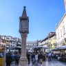 Пьяцца делле Эрбе в Вероне. В южной части площади - древняя колонна с эдикулой XIV века.