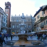 Пьяцца делле Эрбе в Вероне, фонтан веронская Мадонна. На заднем плане - дворец Маффеи, к нему примыкает Часовая башня. 