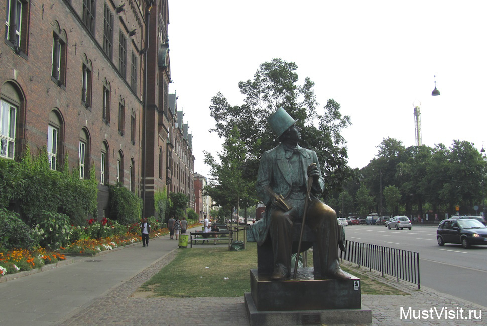Город Копенгаген, бульвар Андерсена, памятник писаеюлю Христианй Андерсену.