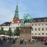Город Копенгаген, площадь Хойбро, конная статуя Епископа Абсалона, основателя Копенгагена. Зеленый шпиль церкви Святого Николая.