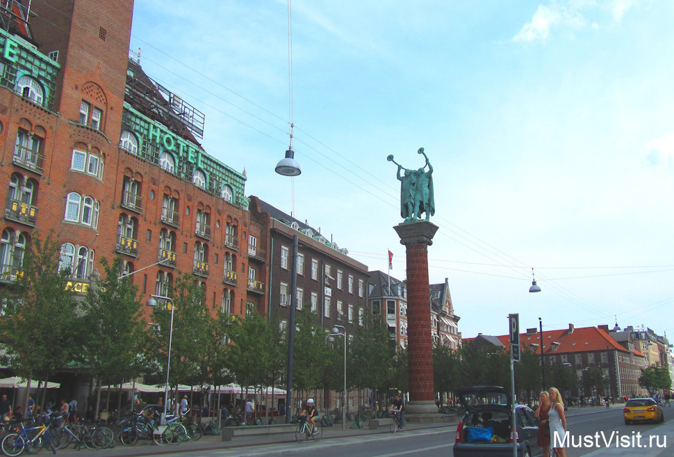Город Копенгаген, Ратушная площадь, монумент трубачам в луры