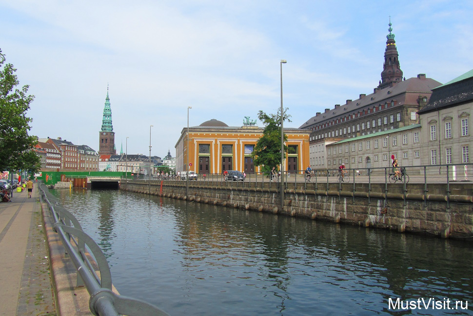 Город Копенгаген, канал Фредериксхольм вокруг острова Слотсхольмен..