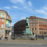 Город Копенгаген. На памятнике изображен адмирал Нильс Юэль на борту своего корабля «Кристианус Квинтус», опирающийся на минометную пушку и с поднятым командным стержнем, сигнализирующий о начале битвы в заливе Кёге. 