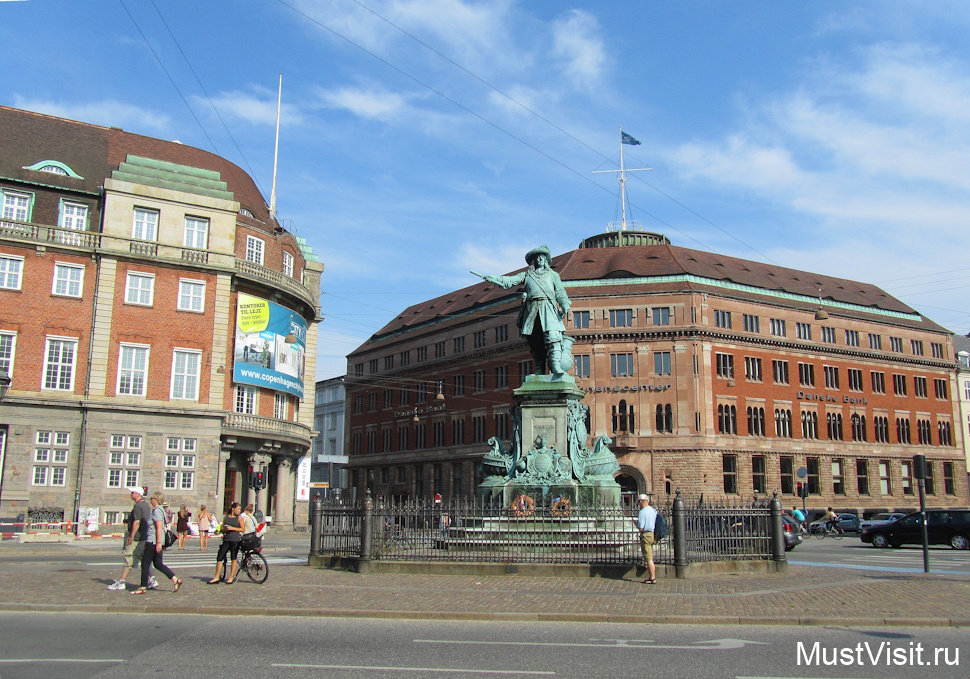 Город Копенгаген. На памятнике изображен адмирал Нильс Юэль на борту своего корабля «Кристианус Квинтус», опирающийся на минометную пушку и с поднятым командным стержнем, сигнализирующий о начале битвы в заливе Кёге. 