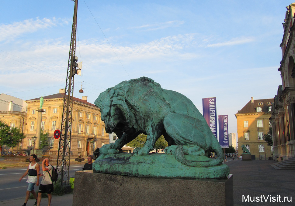 Скульптура одного из двух львов у Новой глиптотеки Карлсберга