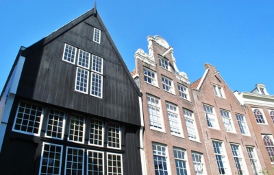 Отель Het Houten Huys - старейший дом в Амстердаме