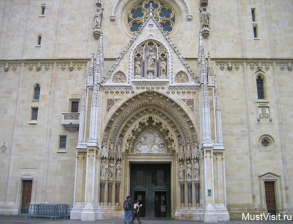Кафедральный собор в Загребе. Портал собора.
