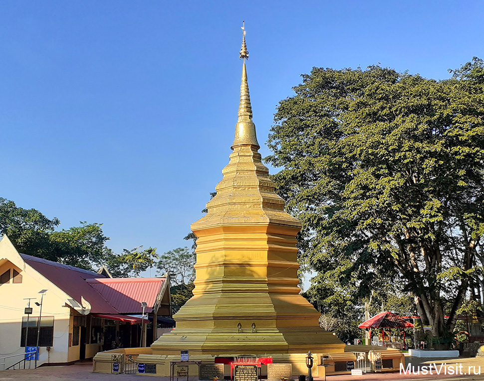 Храм Wat Phra That Doi Chom Thong
