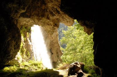 Водопад и пещера Саврук
