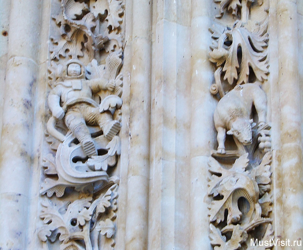 фигура астронавта на фасаде кафедрального собора саламанки