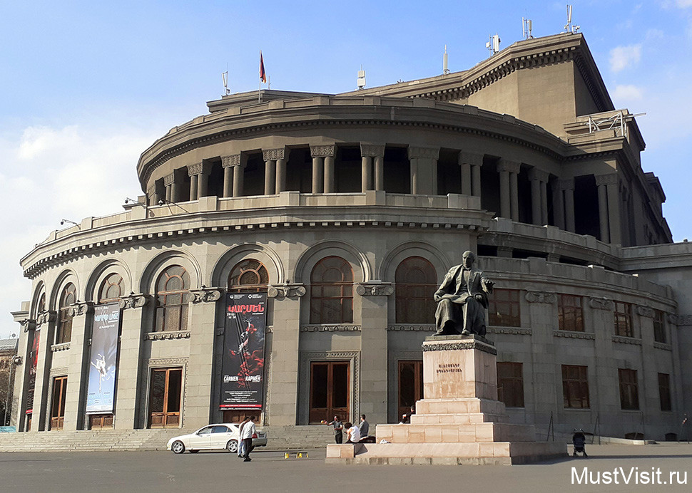 Оперный театр в Ереване, памятник композитору, дирижеру, педагогу  Александру Спендиаряну.