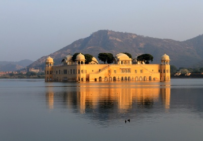 Дворец Джал Махал на озере Ман Сагар